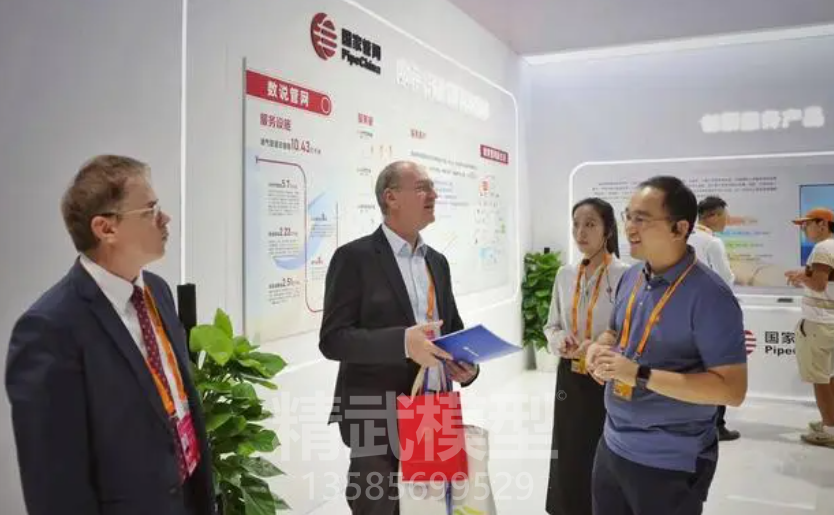 會(huì)議中心，2024年服貿(mào)會(huì)綜合展，兩位外國(guó)來(lái)賓參觀管網(wǎng)展臺(tái)